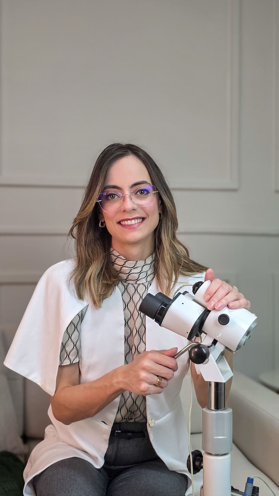 Dra. Juliana Dâmaso realizando avaliação ginecológica em consultório